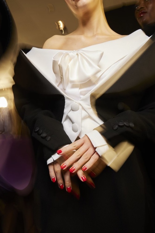 تحضيرات الاظافر في كواليس عروض الهوت كوتور لشتاء 2023 من Viktor & Rolf