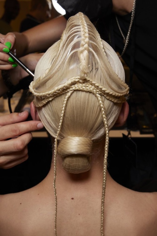 تسريحات شعر الضفائر في كواليس عروض الهوت كوتور لشتاء 2023 من Iris van Herpen