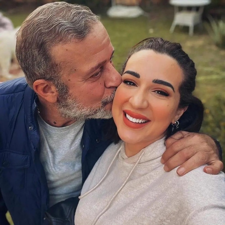 رسائل دعم ومحبة متبادلة بين شريف منير وابنته 