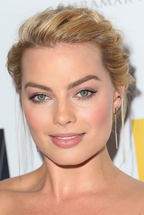 مارجوت روبي Margot Robbie بتسريحة شعر مرفوع مع الجدلة الجانبية