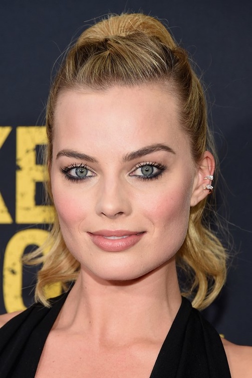 مارجوت روبي Margot Robbie بتسريحة شعر مرفوع نصف رفعة