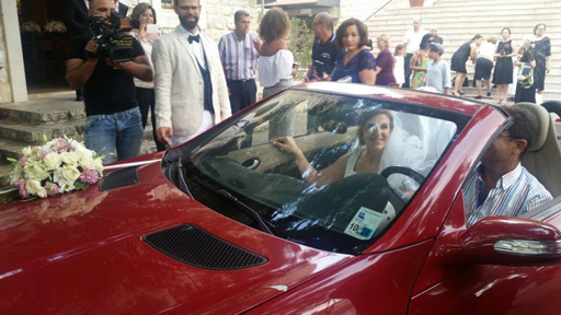 العروس في سيارة الزفاف
