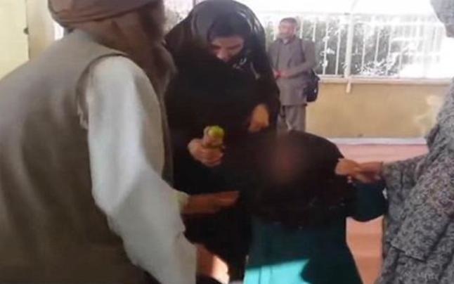 لحظة شراء الطفلة