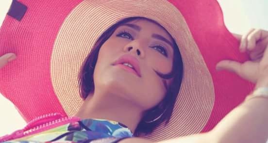 شيرين عبد الوهاب بالقبعة الحمرا