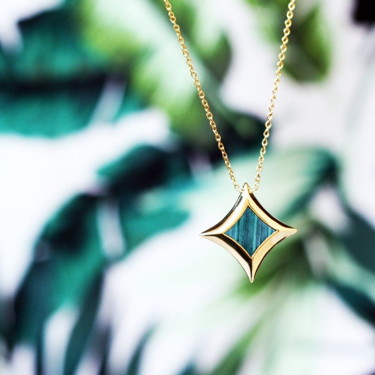 قلادة انيقة من الذهب الاصفر وحجر الملاكيت