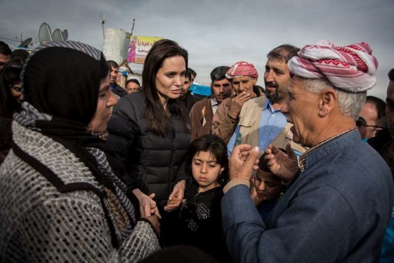 انجلينا جولي قامت بزيارات ميدانية عديدة فى مناطق كثيرة
