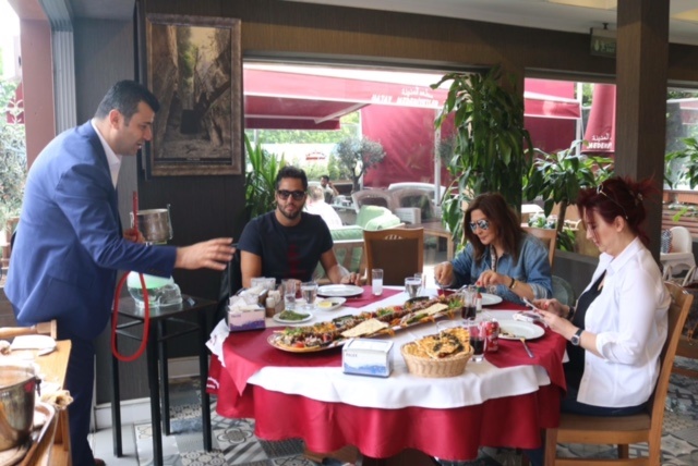 اليسا تتناول الغذاء مع رجل الاعمال ناجي الخضر..زوج المستقبل؟
