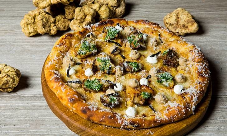 بيتزا مميزة في مطعم Marina Social 