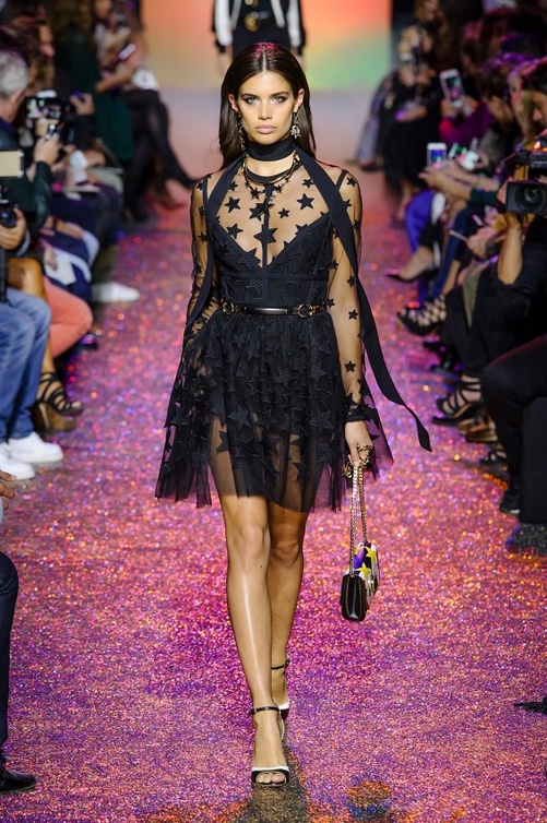 الفساتين القصيرة من قماش الدانتيل‎ ‎الاسود مع التول من ايلي صعب ‏Elie Saab
