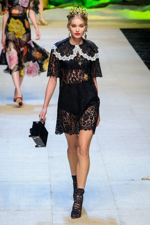 الفساتين القصيرة من قماش الدانتيل‎ ‎الاسود من دولتشي اند غابانا ‏DOLCE & GABBANA