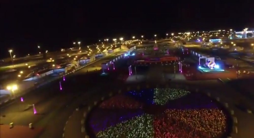منظر سجادة الزهور المضيئة خلال المساء