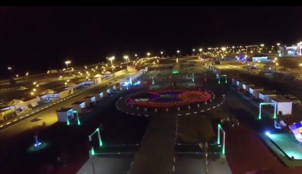 سجادة الزهور المضيئة خلال المساء