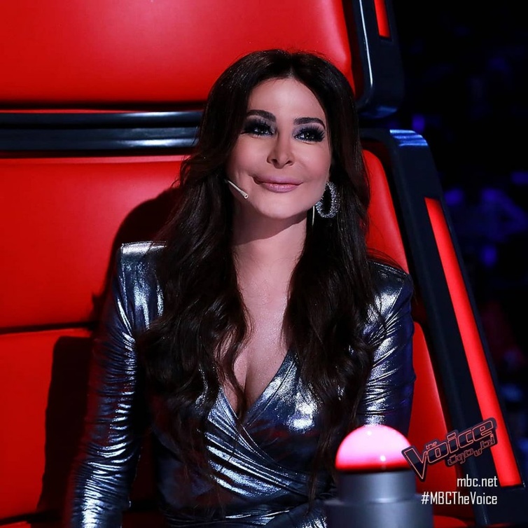 إليسا بالمكياج السموكي في برنامج ذا فويس