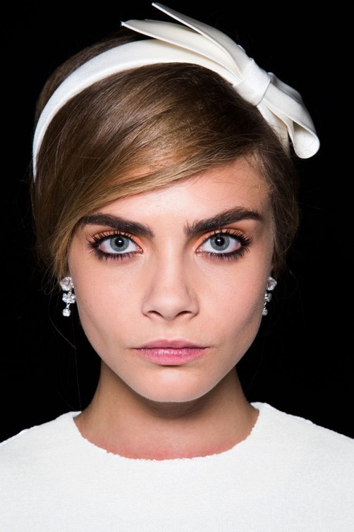 تسريحات شعر قصيرة مع الشرائط البيضاء من Cara Delevingne
