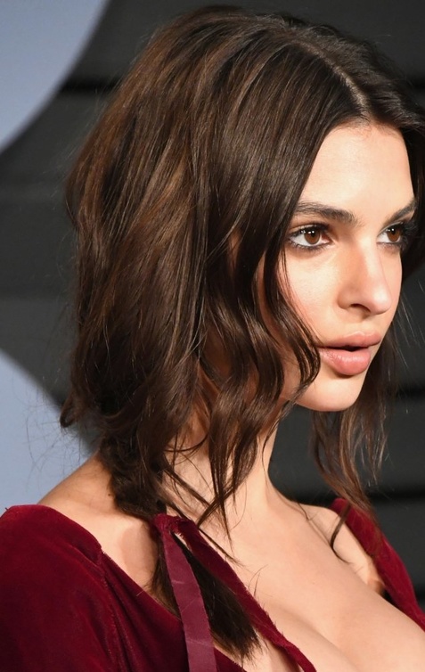 تسريحات شعر جانبية مع الشرائط المخملية من وحي Emily Ratajkowski