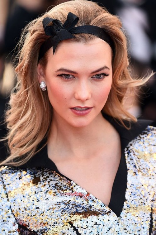 تسريحات شعر منسدلة مع الشرائط بأسلوب الجميلة Karlie Kloss