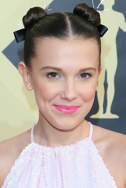 تسريحات شعر الكعكة المزدوجة من Millie Bobby Brown مع الشرائط السوداء