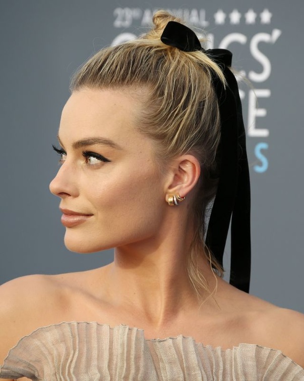 تسريحات شعر الكعكة المرفوعة مع الشرائط السوداء على خطى دار Margot Robbie