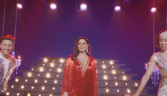 اطلالة اليسا بفستان مزيّن بالشراريب واعتمدت معه تسريحة شعر ريترو
