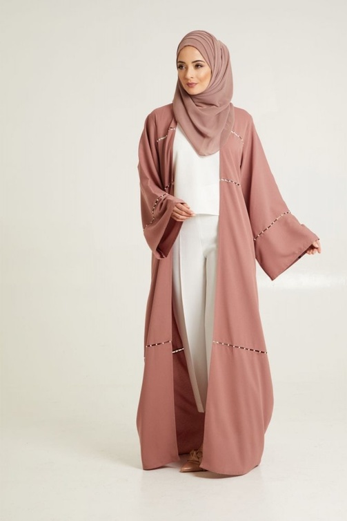 عباية شبابية وبسيطة من تصميم Abaya Buth