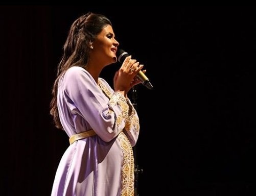 سلمى رشيد اثناء غنائها في فترة حملها