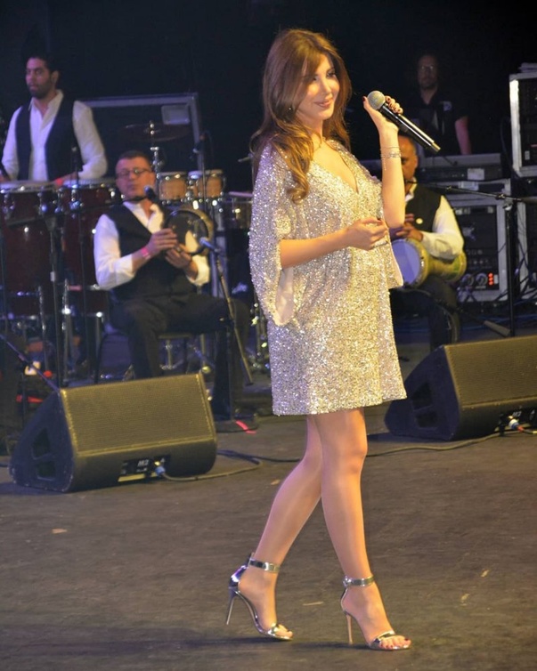 نانسي عجرم تتمايل على المسرح