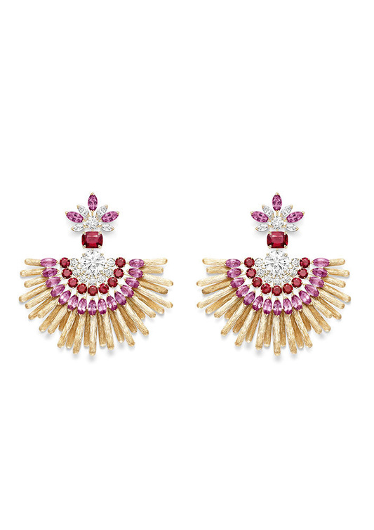 أقراط من بياجيه Piaget