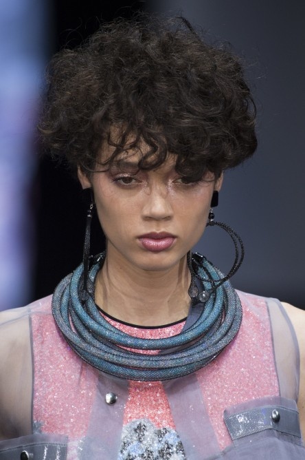 احدث قصات شعر كاري تغطي الأذنين مع الغرة الكيرلي ‏على طريقة دار ‏Giorgio Armani