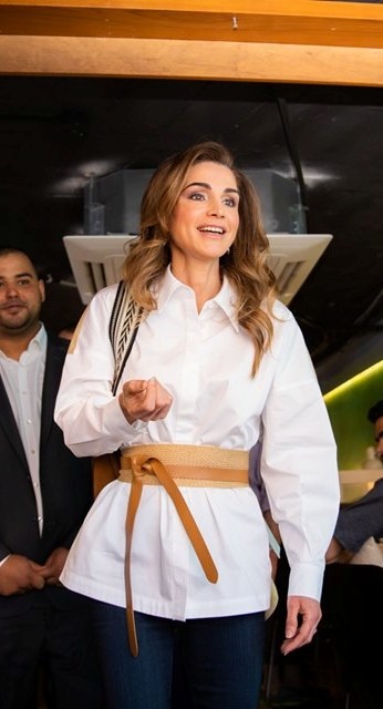 إتبعي بعض الخطوات البسيطة لتحصلي على لوك عصري وأنيق بأسلوب الملكة رانيا