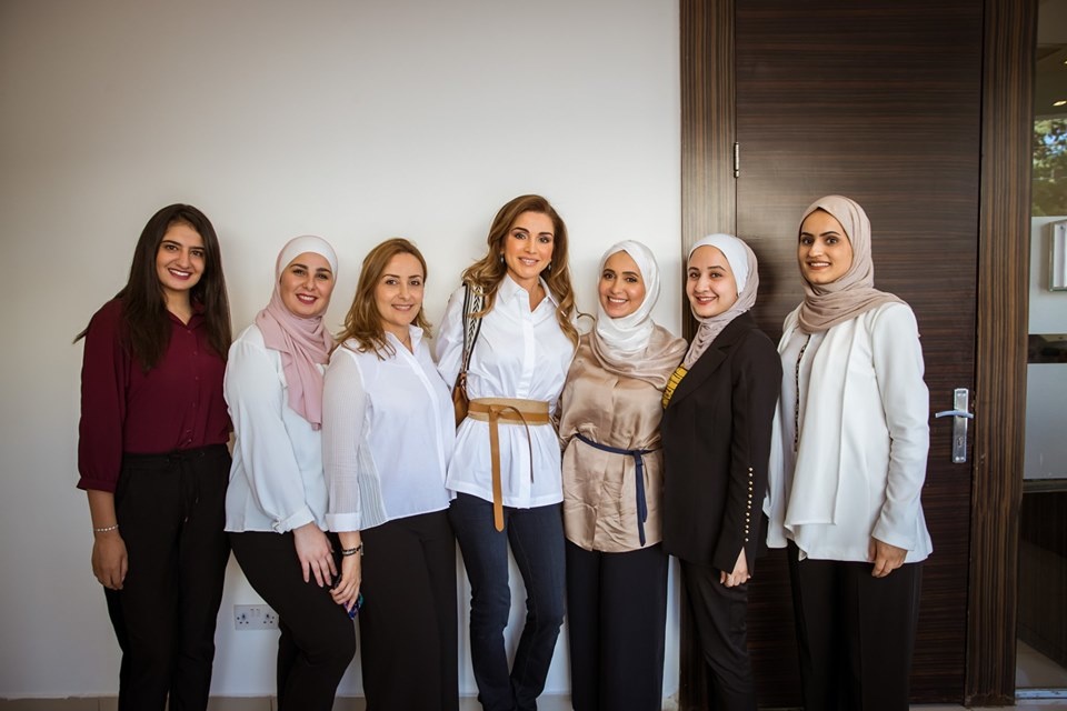 أكملت اللوك بسروال دينيم بلون كحلي داكن