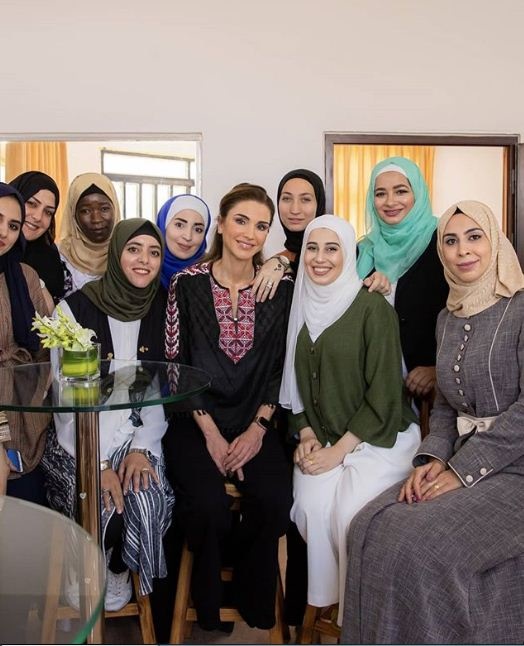 بالقميص المزيّن بالتطريزات باللون الأحمر