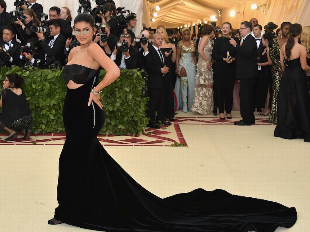 خطفت الأنظار في حفل الميت غالا عام 2018 بفستان أسود من Alexander Wang