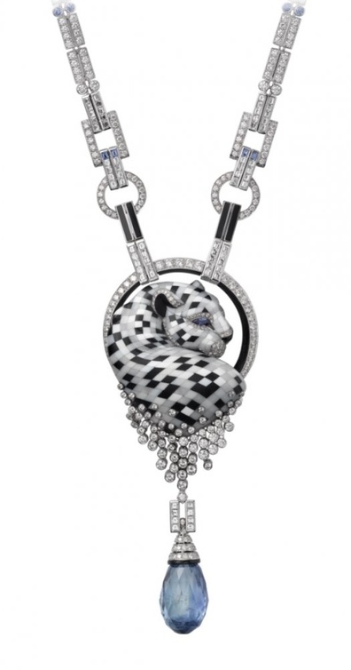 تصميم قلادة فاخرة تصميم Panthere مزدانة بالالماس والعقيق والاونيكس من Cartier