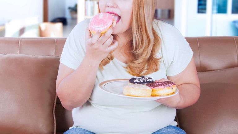 استخدام الأجهزة الذكية يزيد من الشهية للأطعمة الضارة