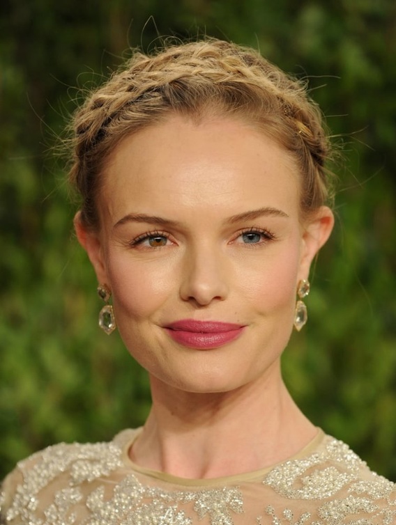 كايت بوسورث بإطلالة بوهيمية أنيقة زينتها بزوج من الأقراط الكريستالية من ماركة Janna Conner في حفل Vanity Fair لحفل الأوسكار لعام 2013.