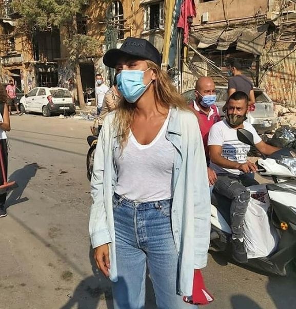 مايا دياب تشارك في ازالة مخلفات دمار انفجار بيروت