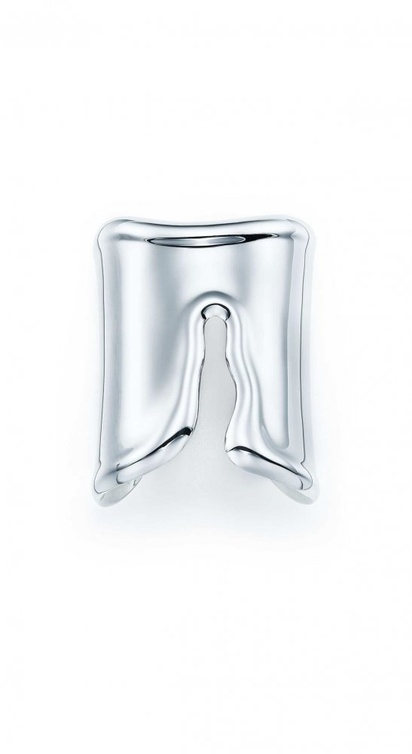 معصم كف عريض بتصميم مميز من Tiffany & Co