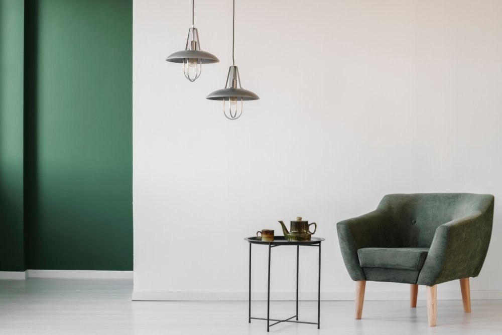 الجدران الفارغة بألوان منسجة متناسقة لديكور minimalist