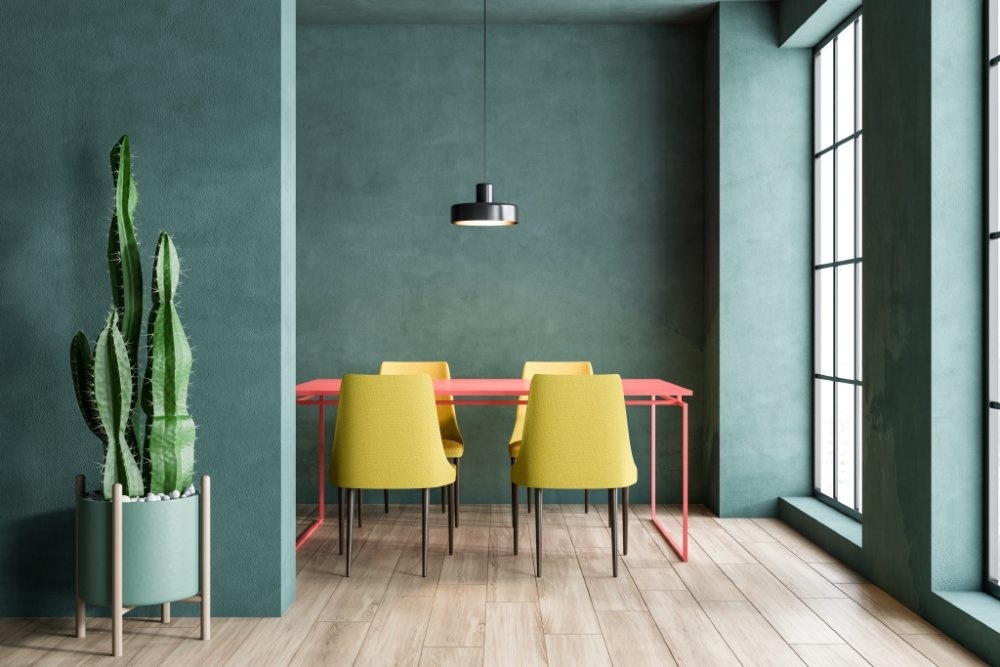 غرفة طعام ملونة بأسلوب minimalist