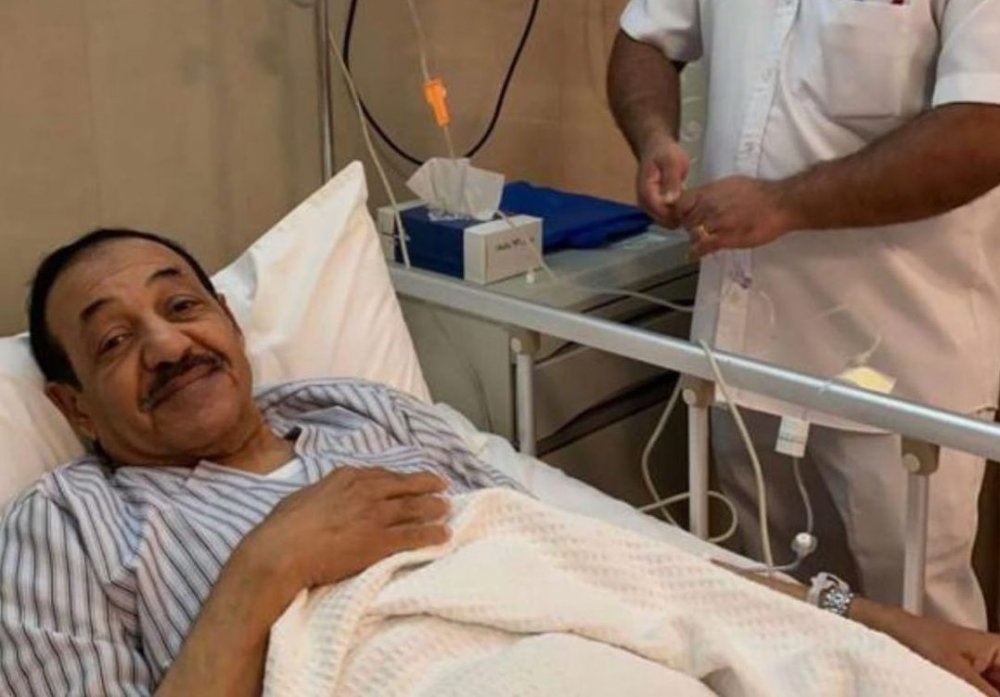 صورة عبد الإمام عبد الله في المستشفى- الصورة من حساب مي العيدان بانستجرام