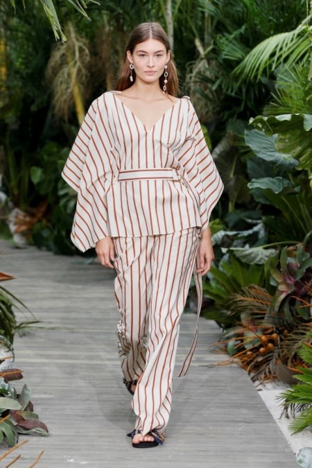 Jason Wu صمم البنطلون بنقشة المخطط مع التوب الواسعة بأسلوب الكيمونو
