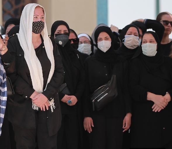 حزن وصدمة دنيا وايمي سمير غانم في جنازة دلال عبد العزيز 
