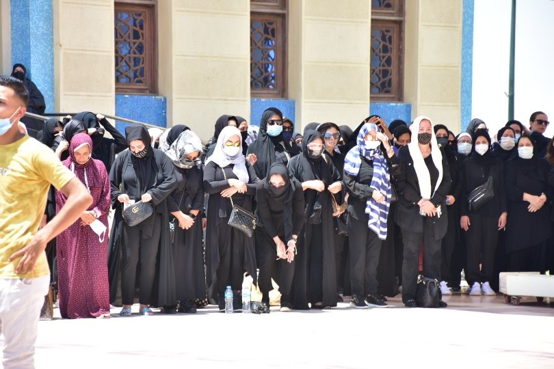 دنيا وايمي بجوار النجمات في صلاة الجنازة على دلال عبد العزيز