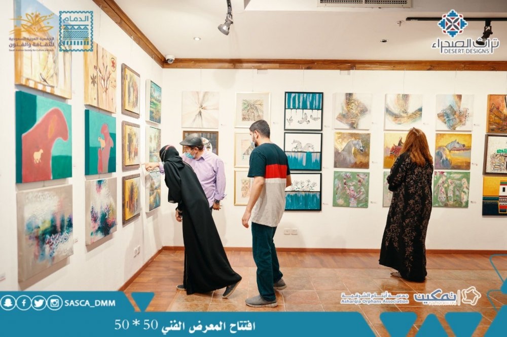 جانب من افتتاح المعرض الفني في الخبر