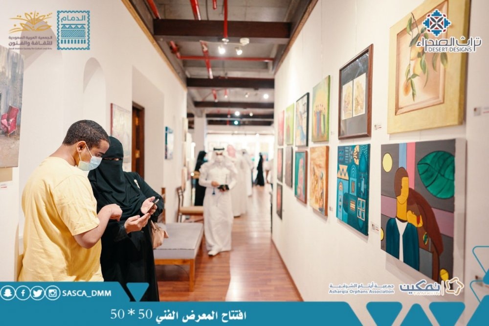 من الأعمال الفنية في المعرض