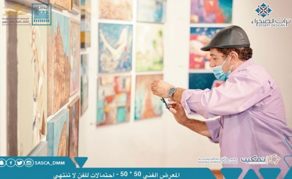من اللوحات الفنية بالمعرض الفني في الخبر.