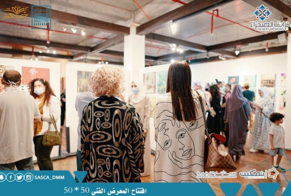 من زوار المعرض الفني احتمالات للفن لا تنتهي.