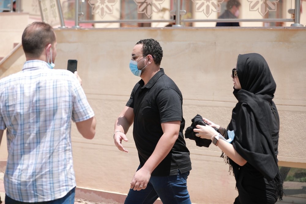 أحمد خالد صالح وهنادي مهنا في الجنازة