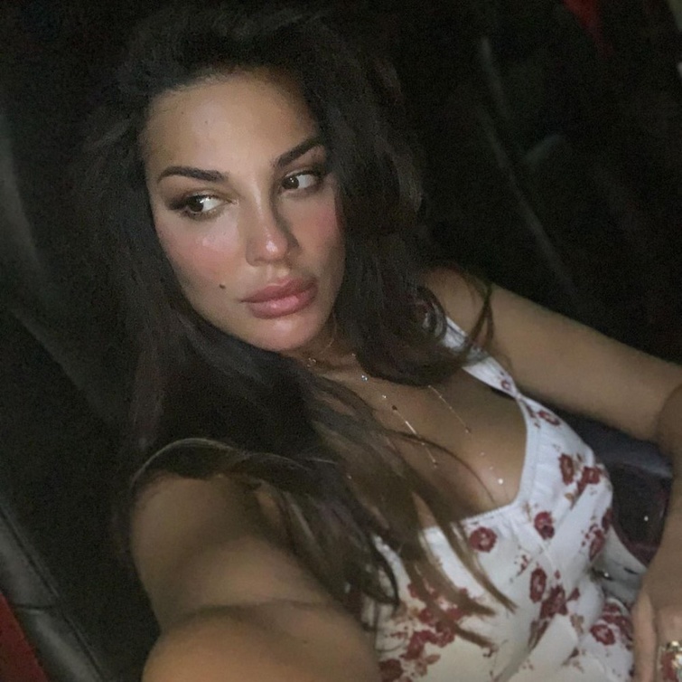 نادين نجيم واخر صورة سلفي لها من كواليس تصوير مسلسل  "صالون زهرة" 