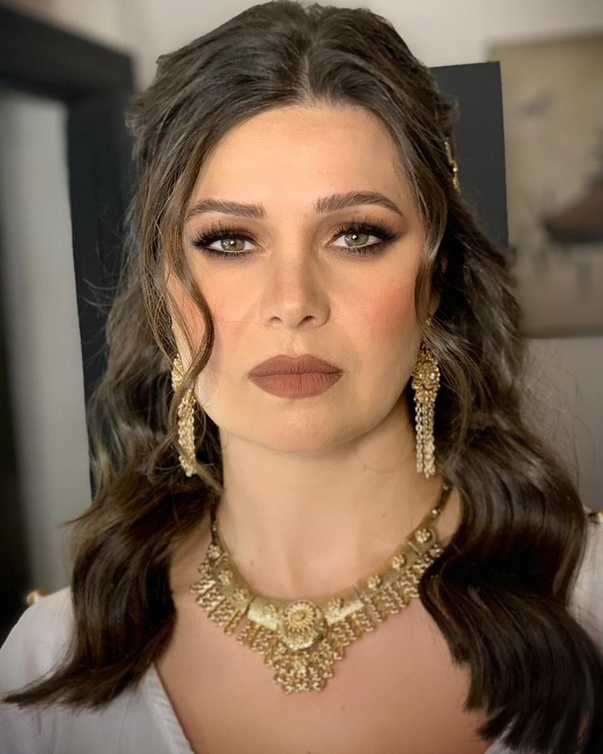 مكياج برونزي باسلوب يسرا اللوزي